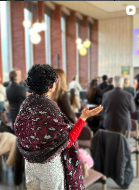 Besucherin beim Lobpreis im Gottesdienst