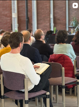 Gottesdienstbesucher mit aufgeschlagener Bibel