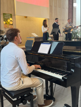 Pianist begleitet den Lobpreis